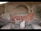 06624 ostia - regio iv - insula v - mitreo delle sette porte (iv,v,13) - heiligtum - detail - nische.jpg